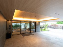 エントランスの明るい空間