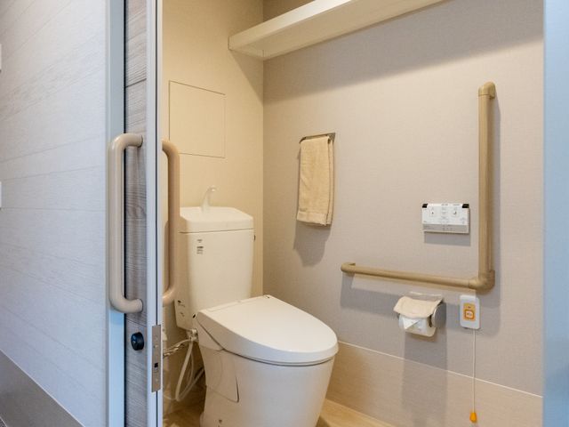 バリアフリーのトイレ トイレ 手すりが設置された清潔なトイレです。安全かつ快適にお使いいただける設計となっております。