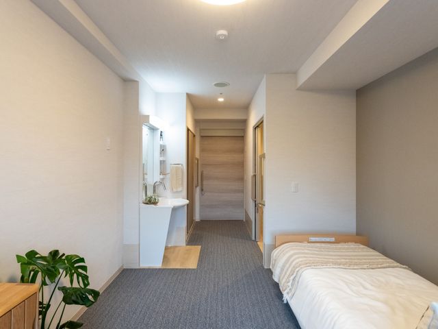 プライベート空間 居室 居室 広々とした落ち着いた雰囲気の居室です。洗面台も備え、快適な一人暮らしをサポートします。