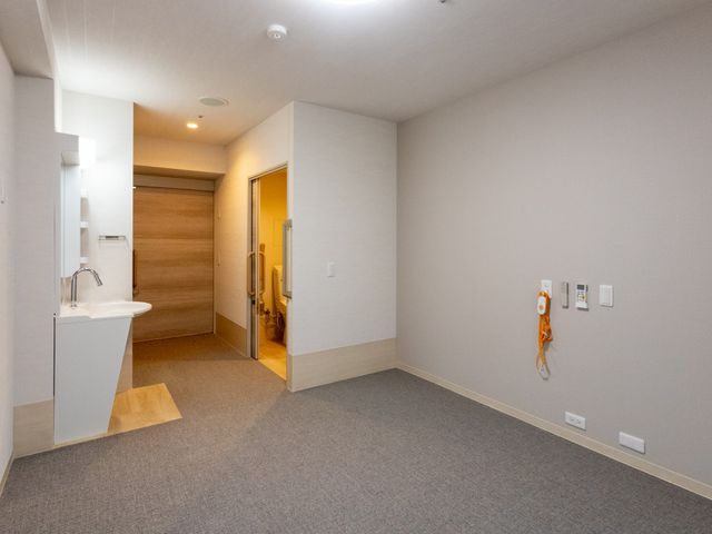 居室の安全な入口 居室 ゆったりとした居室入口は、バリアフリー設計で、手洗い場も備え、快適な日々を支えます。