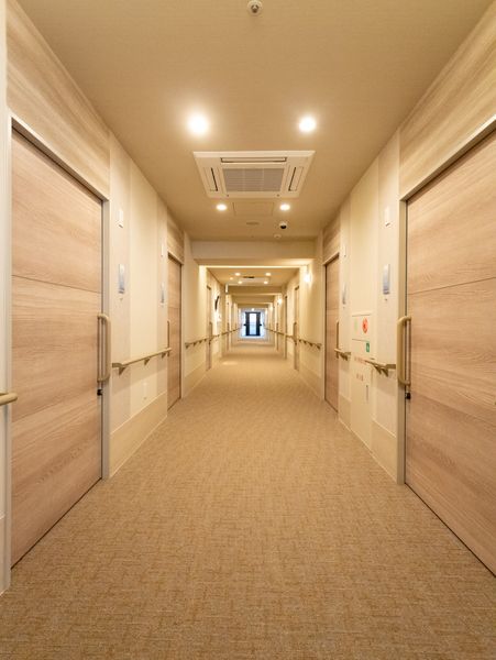 広々とした明るい廊下