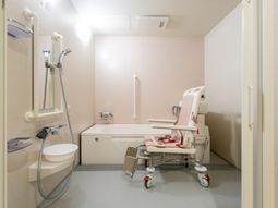 ゆとりある設計の浴室