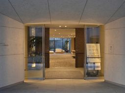 ガラス扉のエントランス