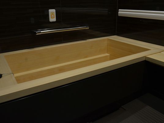 木製の浴槽のある浴室