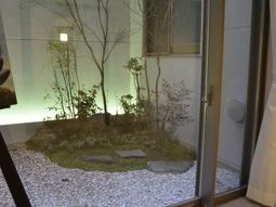 落ち着いた庭のある空間