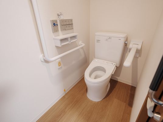 手すり付きのトイレ