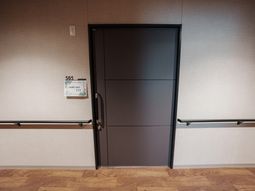 落ち着いた扉の廊下