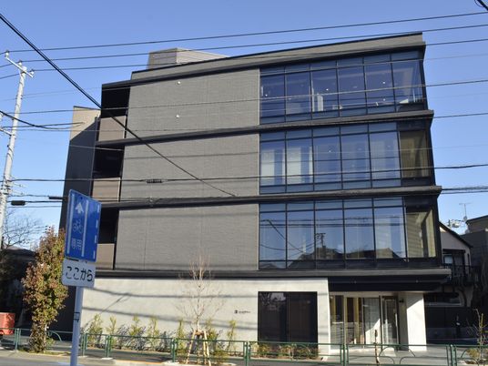 現代的な建物の外観