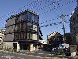 モダンな建物の外観
