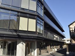 モダンな外観の建物