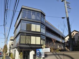 広々とした外観