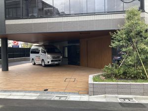 送迎車が停まるエントランス