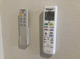 壁に設置されたリモコン
