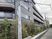 緑に囲まれた建物外観