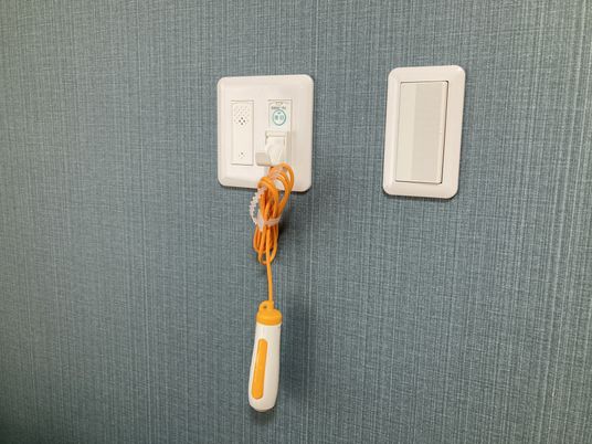 緊急呼び出しボタンの壁面
