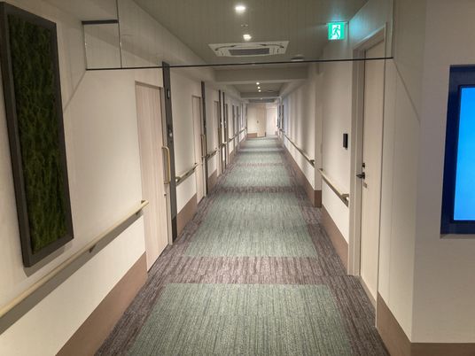 長い廊下が続く様子