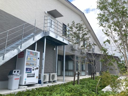 緑に囲まれたラウンジ