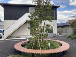 緑のある建物の外観