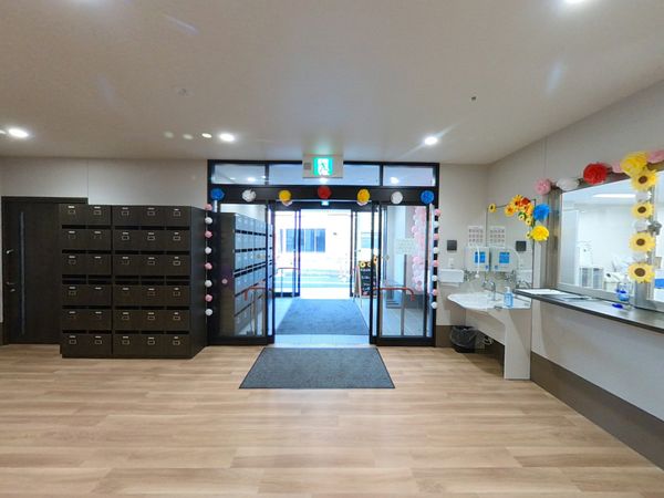 明るく開放的なエントランス