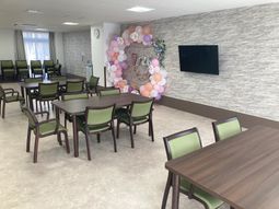 明るい空間の食堂