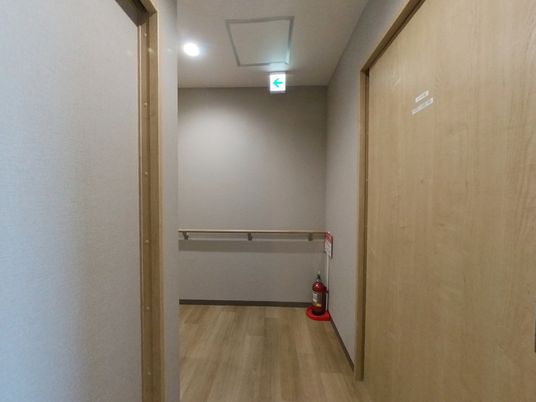 照明が明るい廊下