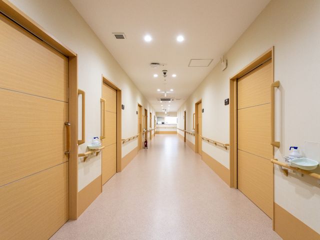 広く明るい廊下 廊下 自然光がたっぷりと差し込む広い廊下です。移動がしやすく快適に歩けます。
