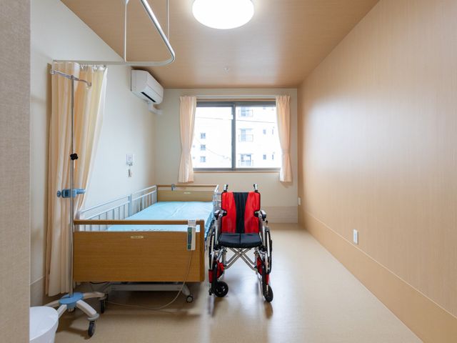 車椅子とベッドがある居室 居室 明るい光が差し込む居室です。エアコン完備で快適に過ごせます。