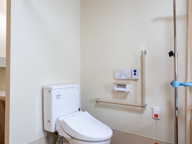 清潔なトイレ トイレ 使いやすさに配慮したトイレです。手すりや緊急ボタンが設置されていますので、安心して利用できます。