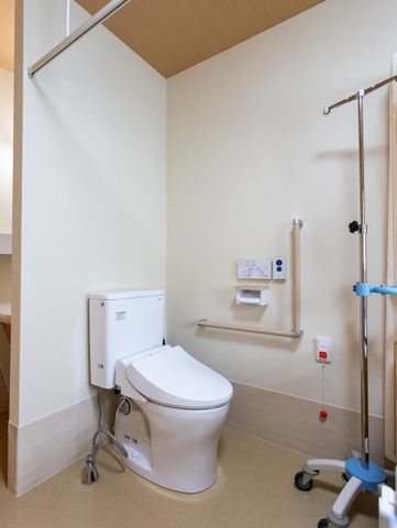 清潔なトイレ トイレ 使いやすさに配慮したトイレです。手すりや緊急ボタンが設置されていますので、安心して利用できます。