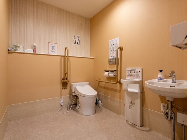 快適なトイレ空間 トイレ 広々とした快適な設備を備えた安心のトイレです。清潔感があり、使いやすい配慮がされています。