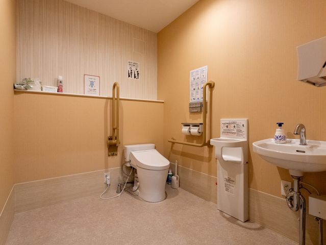 快適なトイレ空間 トイレ 広々とした快適な設備を備えた安心のトイレです。清潔感があり、使いやすい配慮がされています。