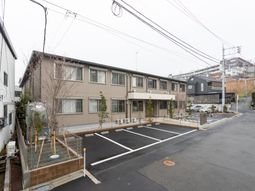 施設前の駐車場と建物外観