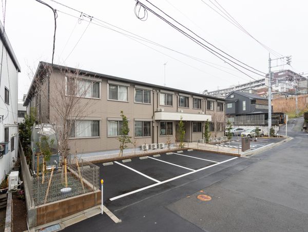 施設前の駐車場と建物外観
