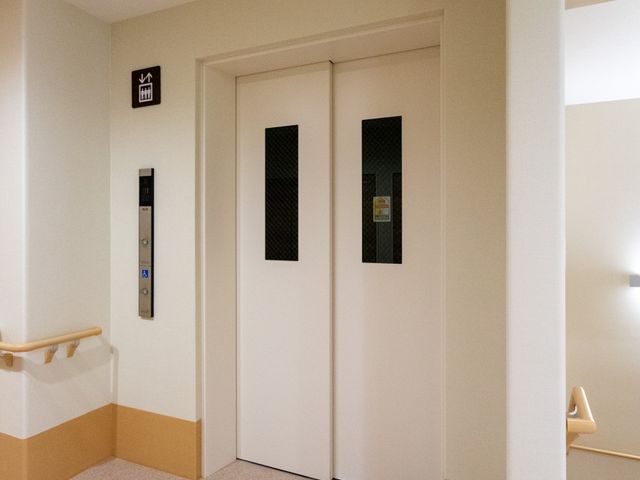 安心のある空間エレベーター エレベーター 手すり付きのエレベーターエリアは、安全に配慮されています。移動が安心です。