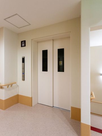 安心のある空間エレベーター エレベーター 手すり付きのエレベーターエリアは、安全に配慮されています。移動が安心です。
