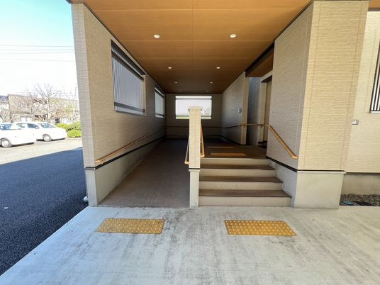 スロープと階段のエントランス