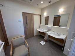 2台の洗面台がある洗面所  