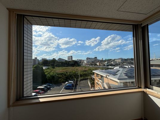 陽光溢れる居室の窓
