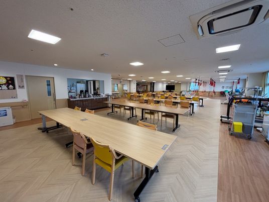 広々とした明るい食堂