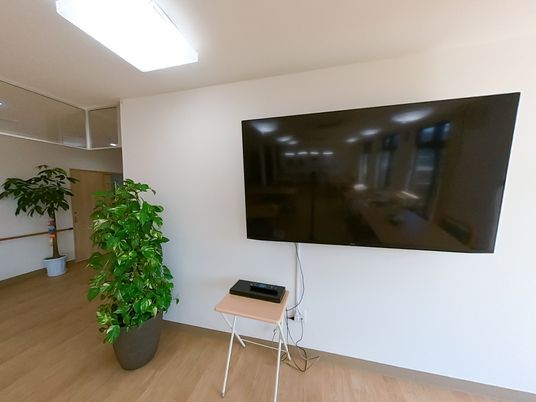 大型テレビのある室内