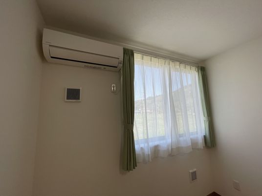 窓辺とエアコンの居室