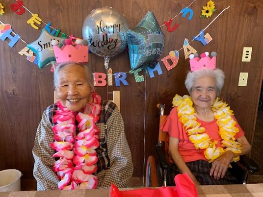 楽しそうな誕生日祝いの様子
