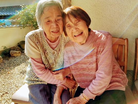 仲良しの女性二人