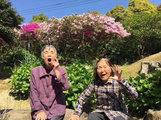 楽しい時間を過ごす中庭
