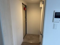 白い壁の廊下