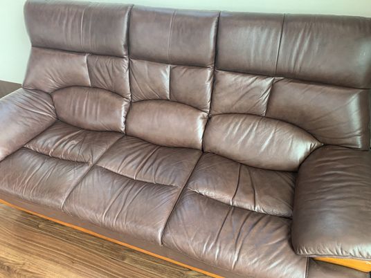 落ち着いた色のソファ