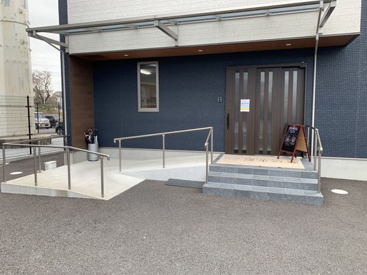 スロープ付きの入口