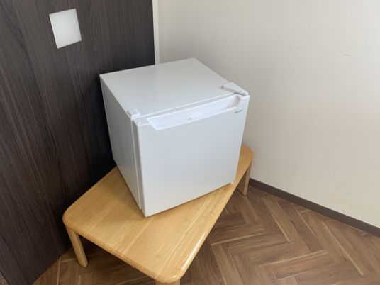 冷蔵庫と机の居室