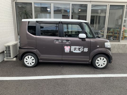 送迎車と室内の窓