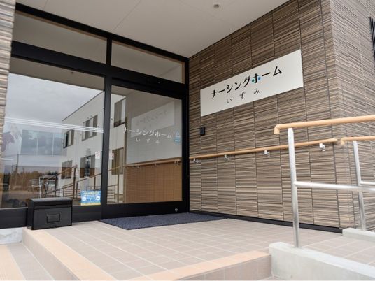 施設のエントランス  